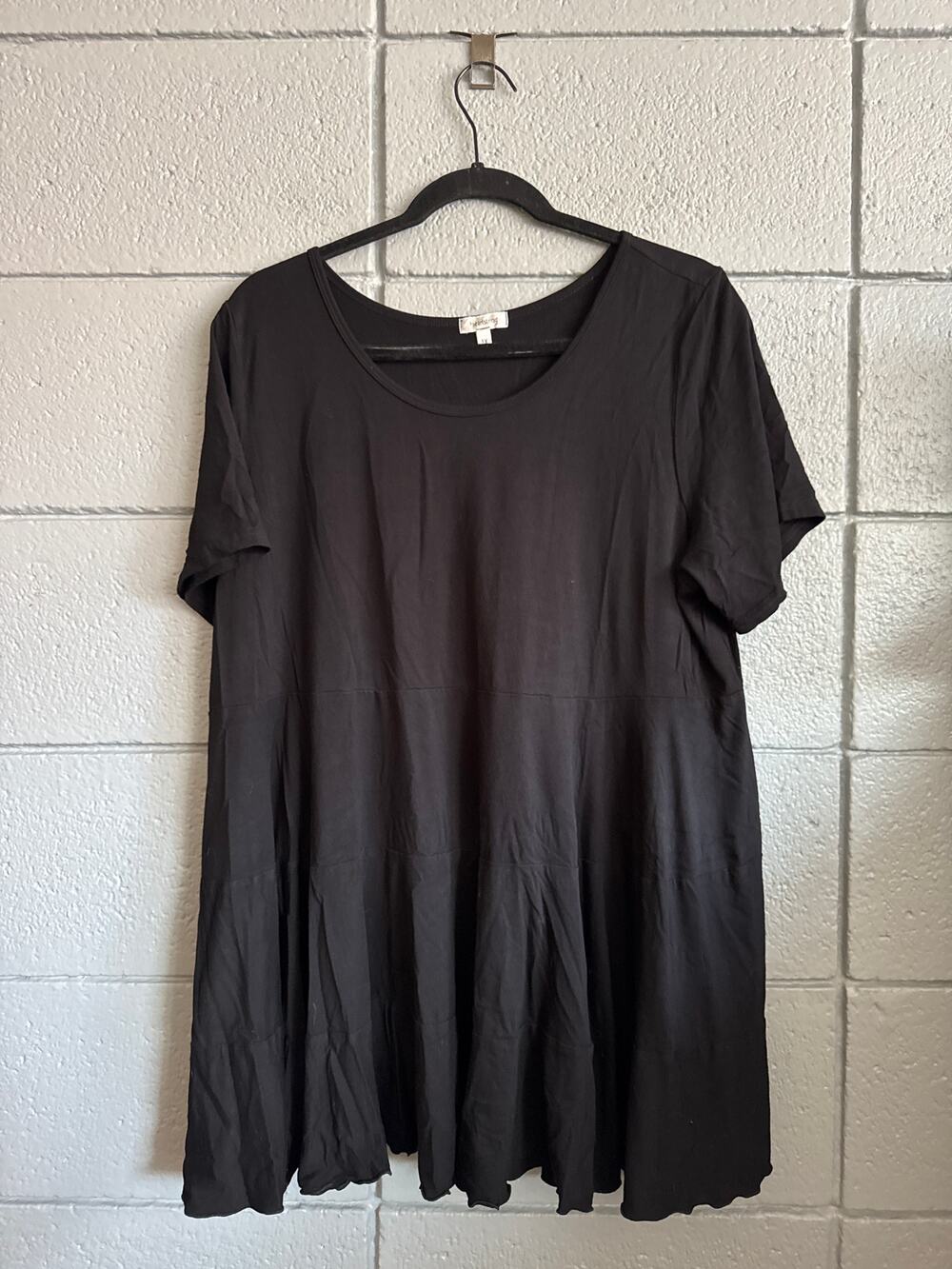 Heartstring Lettuce Hem Shortsleeve Tiered Tunic Top size 1X in Black